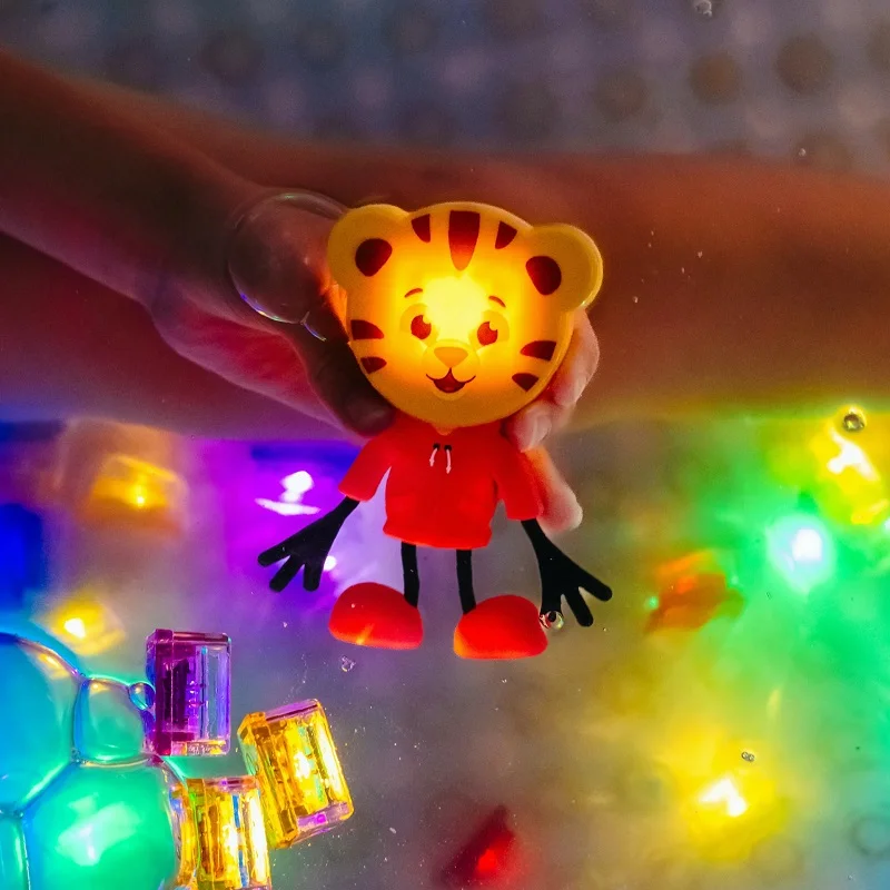 Герой Daniel the Tiger + 2 Cветещи Кубчета Glo Pals