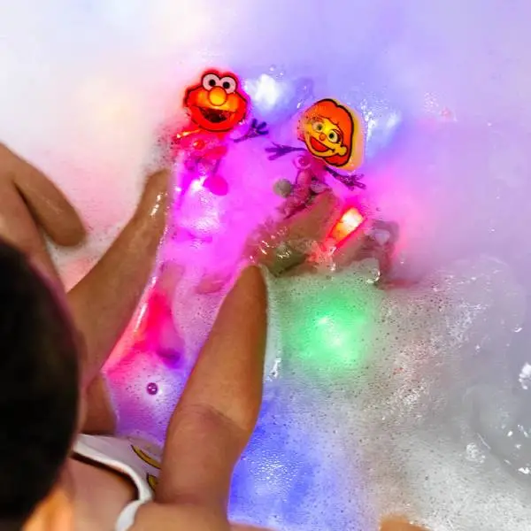 Герой ELMO + 2 Светещи Кубчета Glo Pals